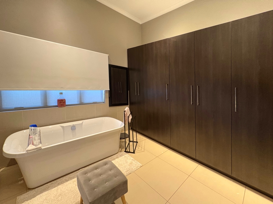 5 Bedroom Property for Sale in The Coves North West